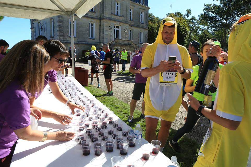 Nesta maratona, corredores bebem vinho e comem queijo durante a prova