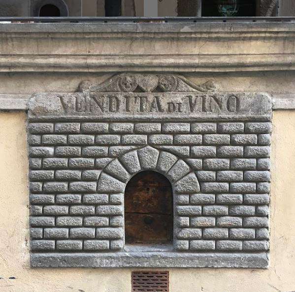 Itália - janelas de vinho históricas viram tendência por conta da Covid-19