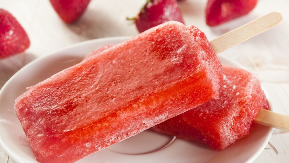 Picolé de vinho branco com morangos